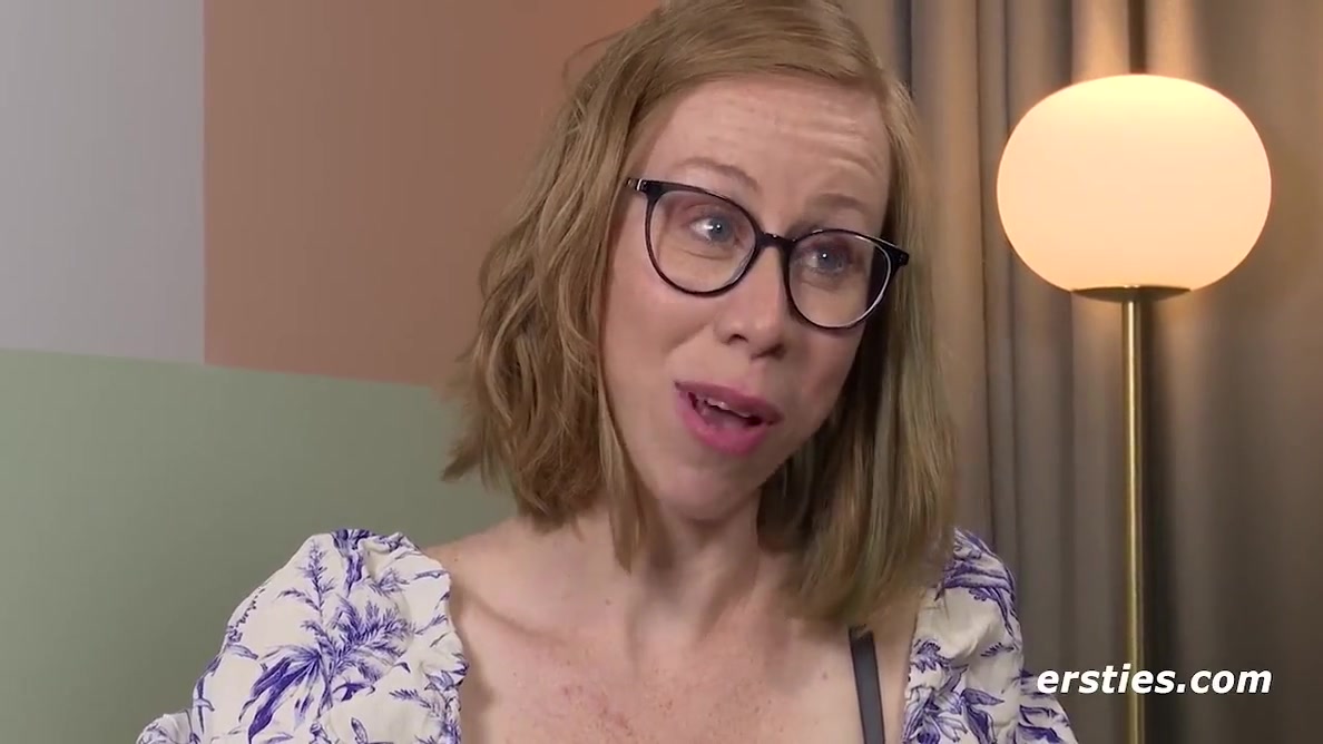 Ramona R Pampers Her Pussy With Double Penetration