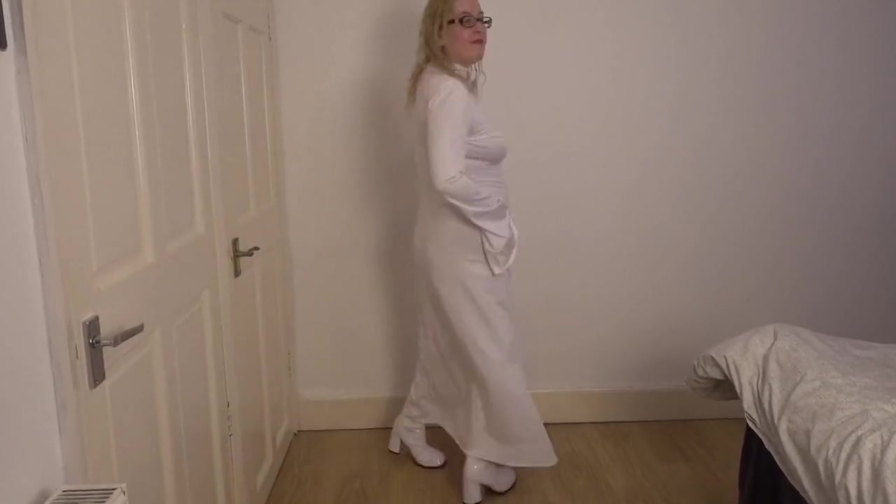 Cosplay Dancing Striptease In Pvc Boots - Princess Leia