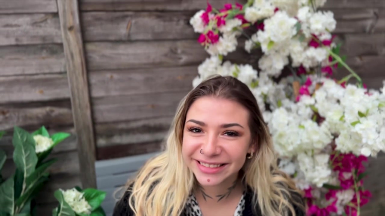 Luna, 30, offers the services of two handsome stallions! - Jacquie et Michel TV