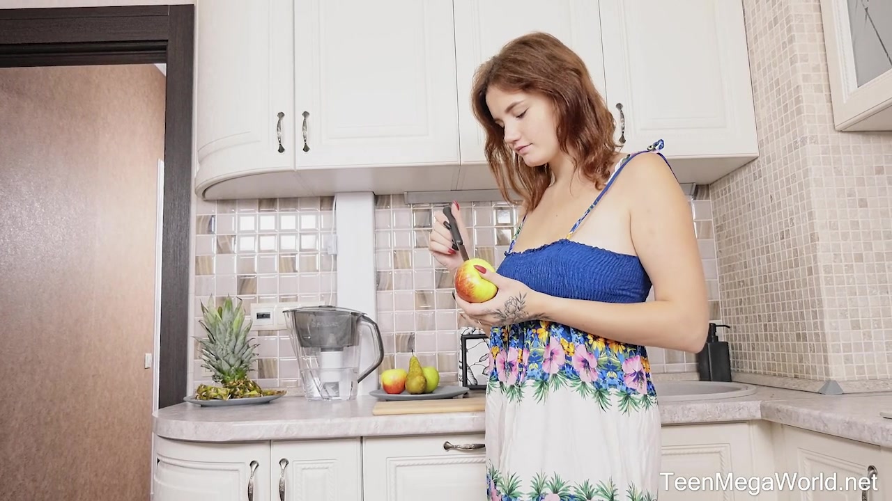Brunette satisfies hunger with a dildo - BeautyAngels