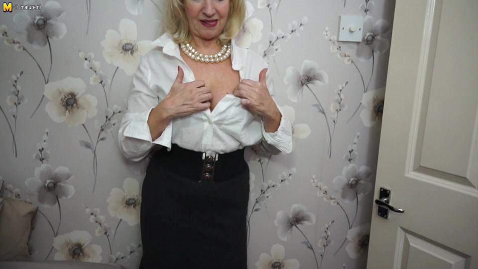 Naughty And Very Horny Housewife Gets Wet - MatureNL
