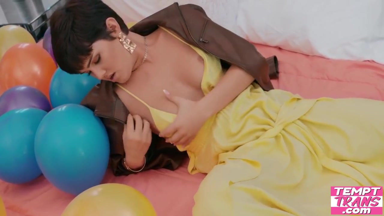 Trans Girl Want Attention From Her Crush And Uniquely Qualified To Get The Perfect Gift With Pierce Paris And Daisy Taylor