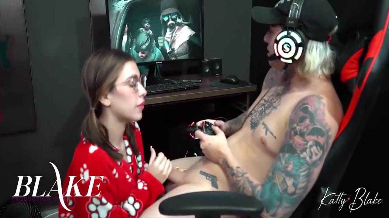 Gamer Girl - Playing With A Dick In Her Mouth 6 Min