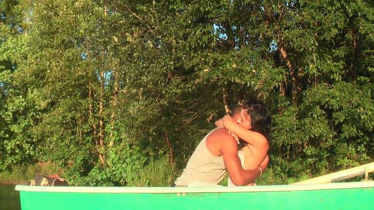 Sexy pair bare and pairing off heavily in the boat
