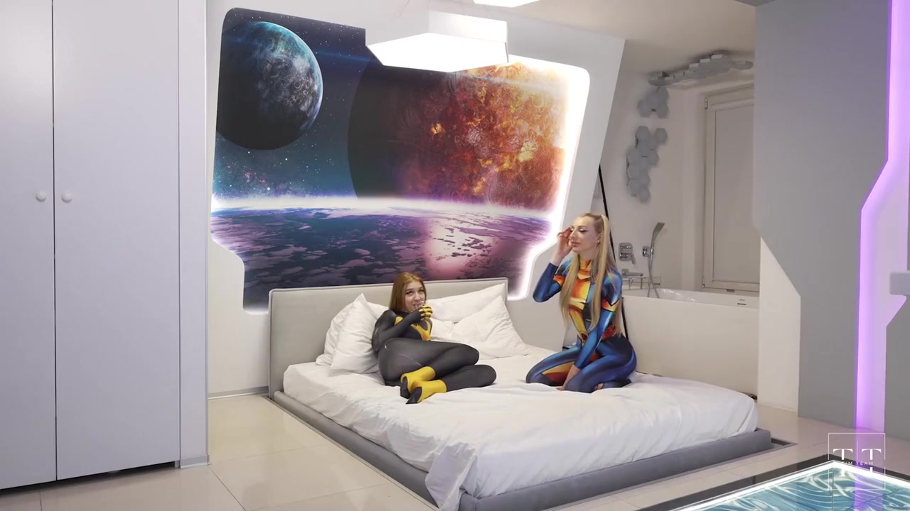 Bat Girl, Alisa Wonderland And Crystal White - And Wondergirl Get On The Big Dick!
