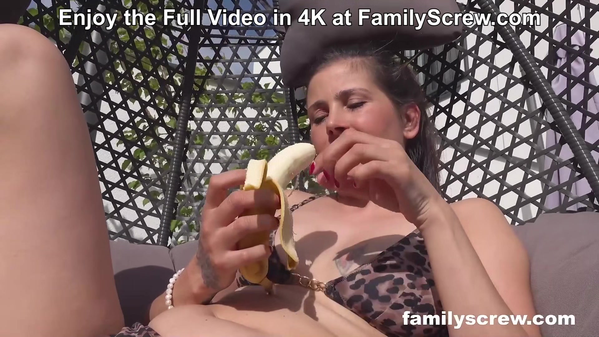 Nasty babe in hot FMM scene at FamilyScrew