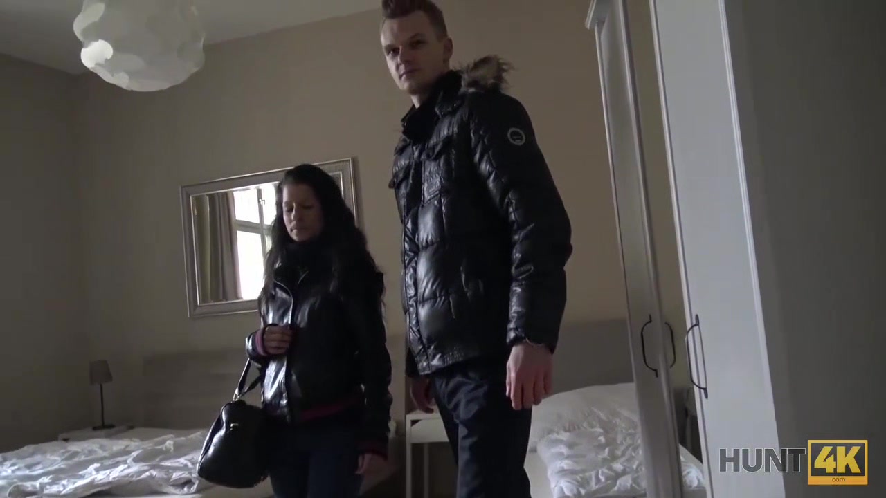 HUNT4K. Un couple accepte loffre dun chasseur et dune fille qui le rend heureux