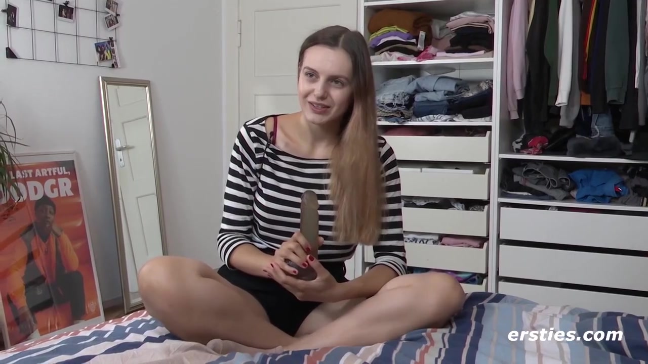 Lauren Masturbiert Mit Fingern Und Grobem Dildo