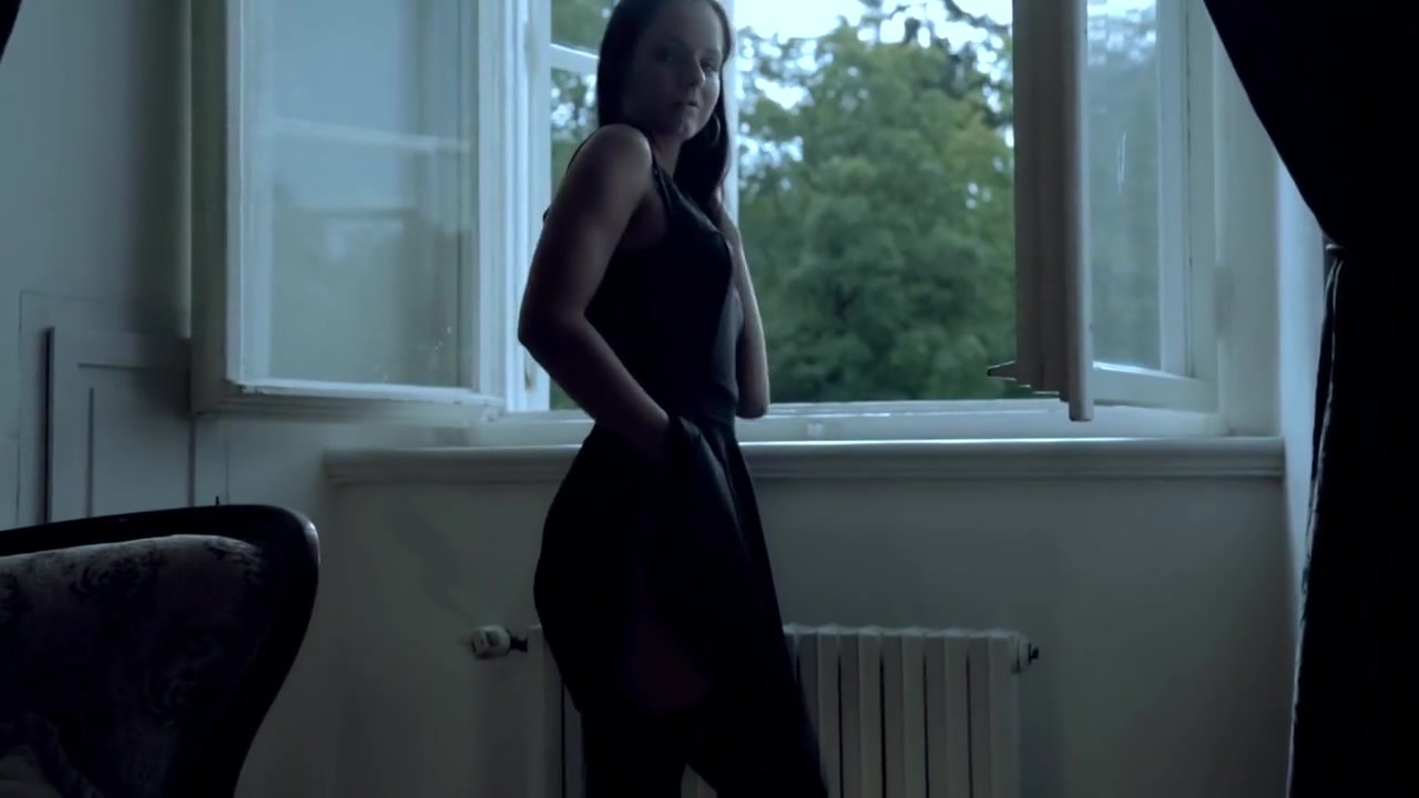 Glam Babe Masturbating In Solo Action