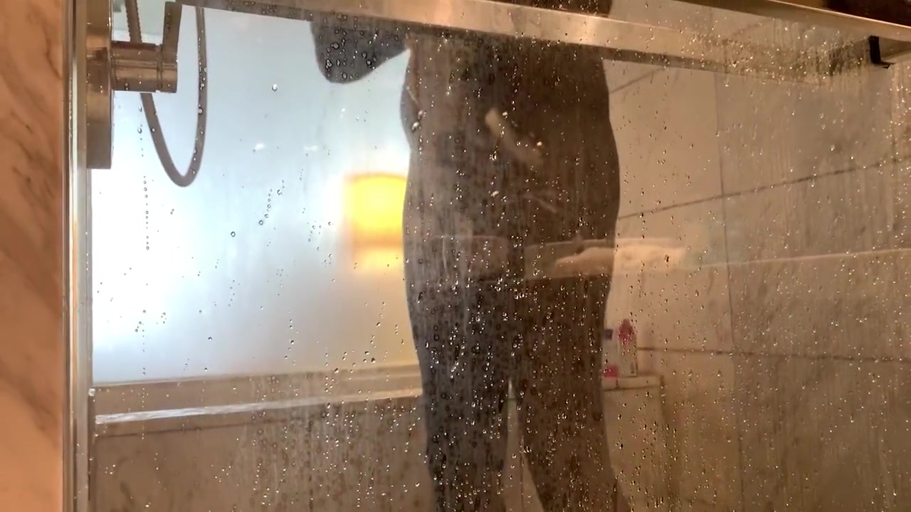 Maxx Meets The Maid