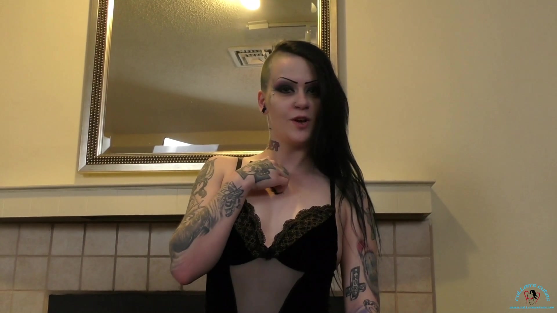 Mallory Maneater Gives Cullen A Nasty Blowjob At The Cutie Pad - Cullen's Adventures