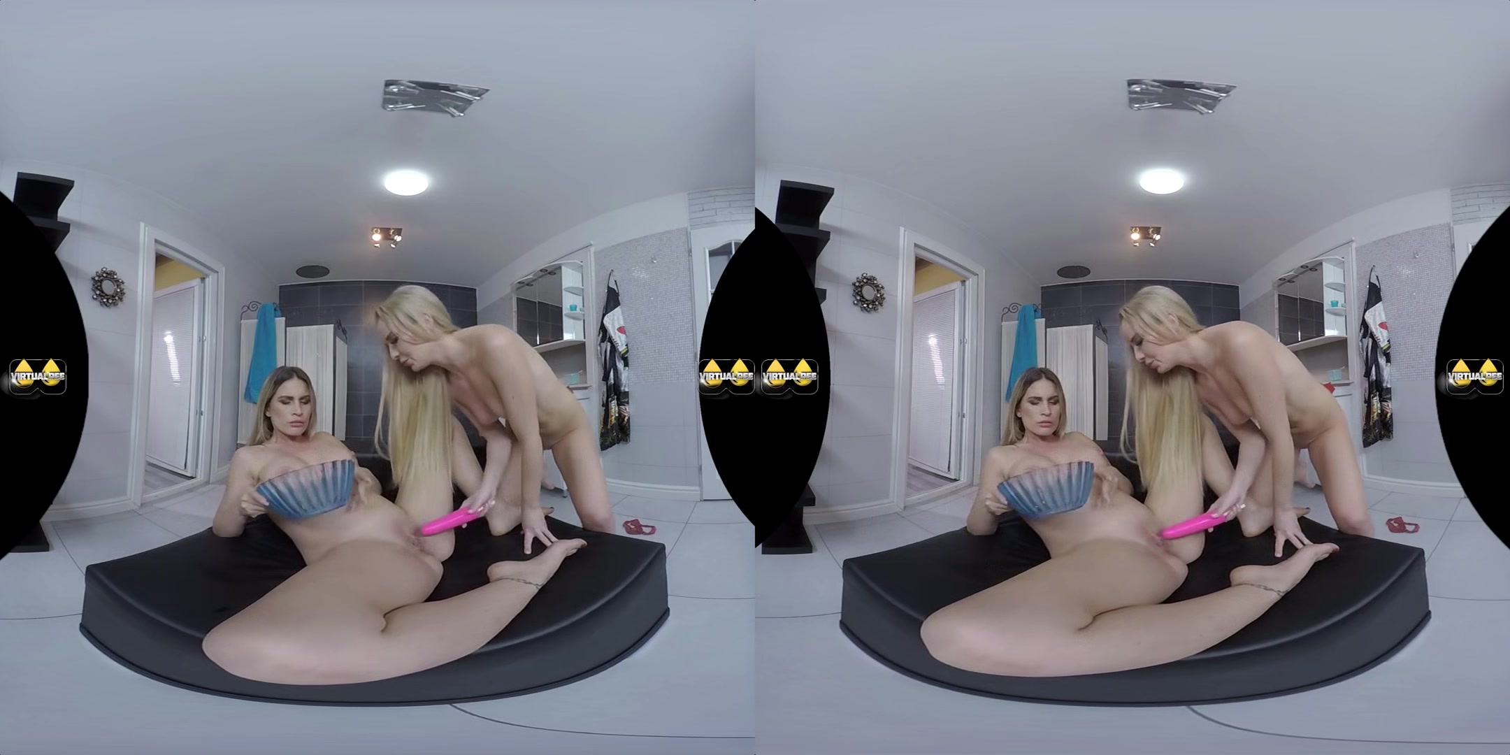 Blondes In The Bathroom - Pornstar Watersport Lesbian 3D Porn
