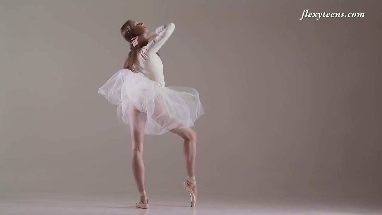 Cute Russian Babe On Backbends And Splits - Ksyuha Zavituha