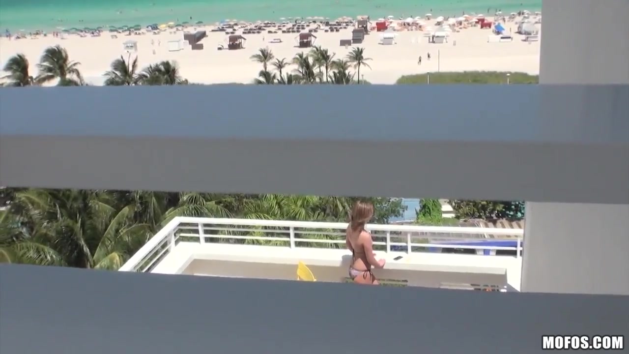 Gorgeous chick Katie King in sexy bikini
