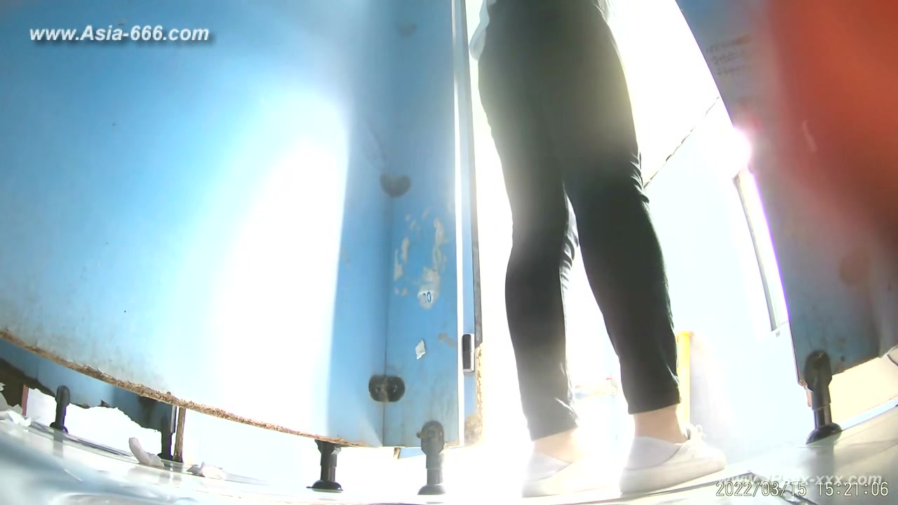 chinese girls go to toilet.296