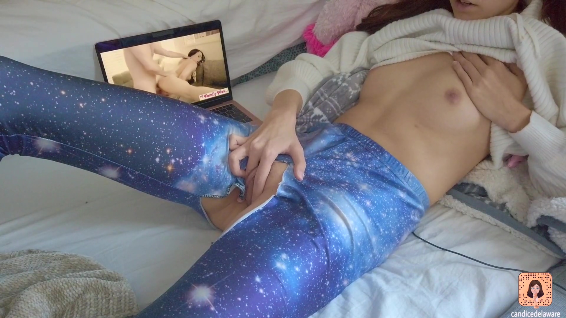 Perfect Babe Gets Horny In Yoga Pants She Jills Off To Porn - Candice Delaware
