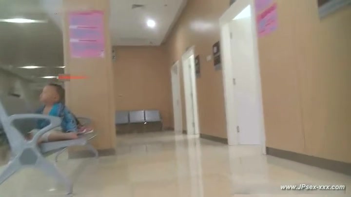 peeping chinese woman to go to the hospital for an injection.4_2