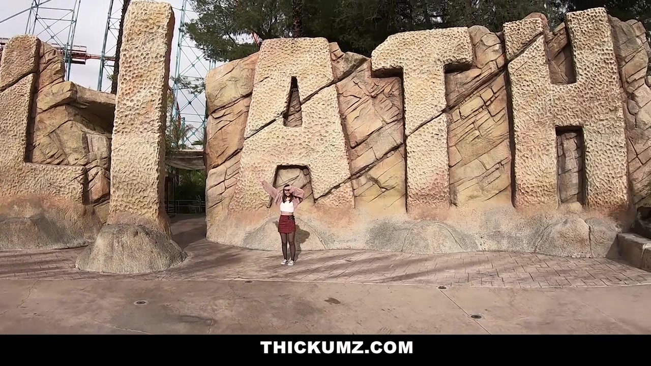 Thickumz - Cute Amateur Girl Shows Off In Public