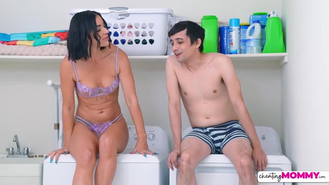 My Friends Sexy Stepmom - S1:E2 - Momlover