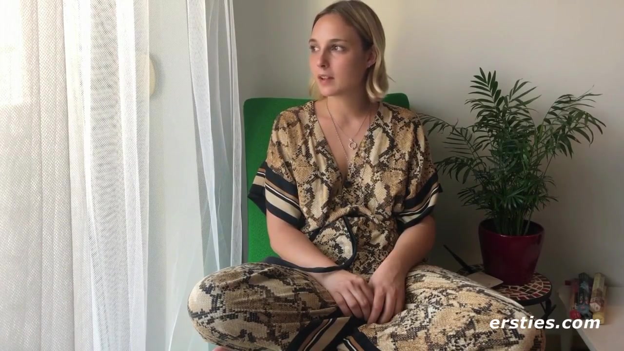 Ophelia Gives Us A Sexy Show
