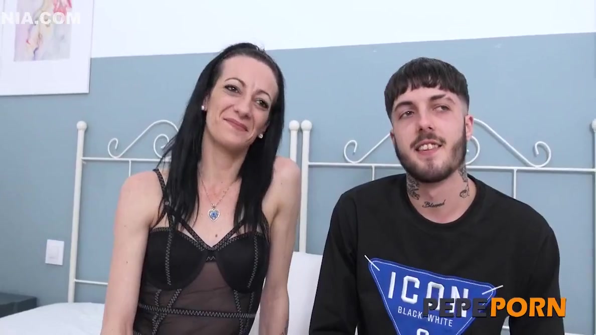 Amateur Dude Has An Unexpected Sex Lesson From Experienced Stepmommy Laura!