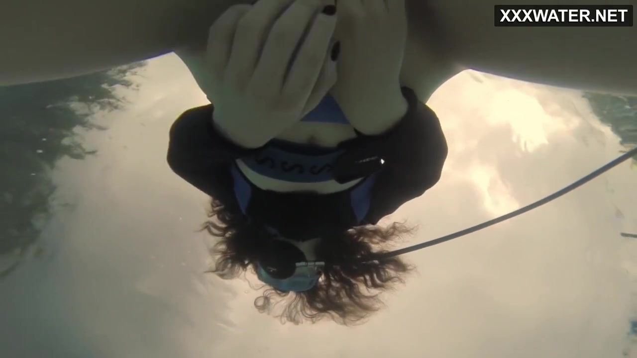 Emi Serene Masturbates Underwater In The Pool