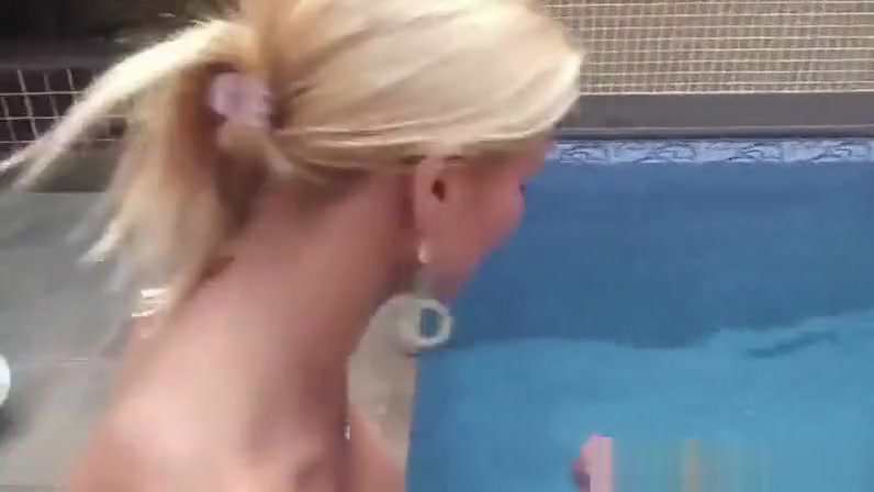 Shemale babe Samara Lauys sucking a cock in the pool