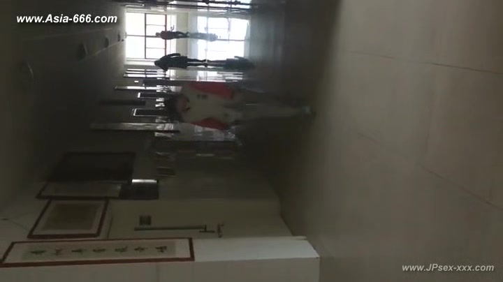 chinese girls go to toilet.120