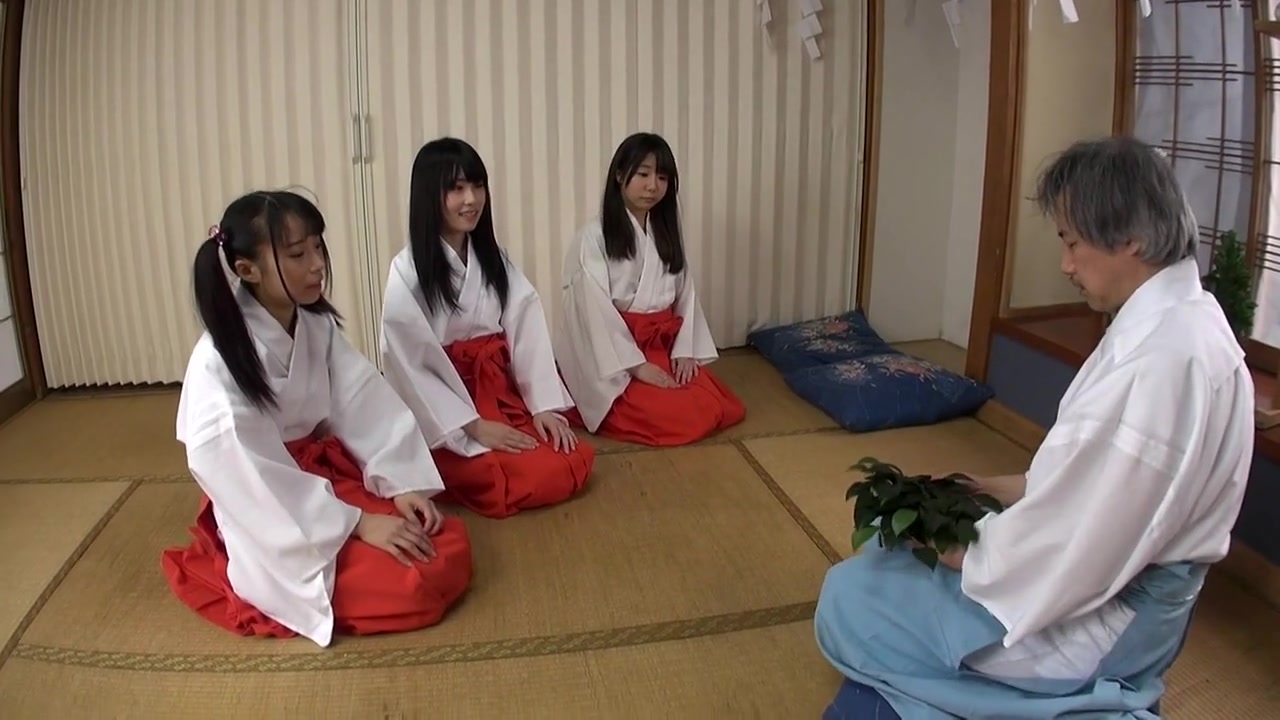 Arisu Hayase & Asami Tsuchiya & Haruna Aitsuki & Mizuki Inoue & Yui Saotome in Cuties at the Temple - JapansTiniest