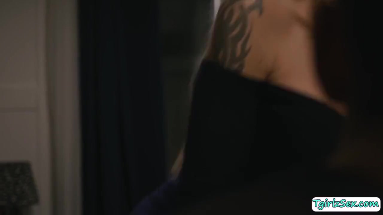 TS Eva Paradis kiss and suck studs cock