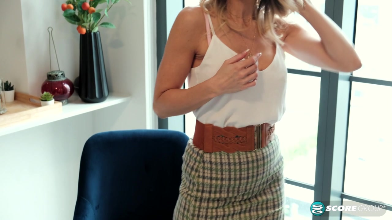 Meet fine-bodied divorcee Gigi Dior