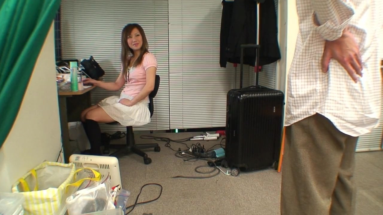 Seducing a young Japanese model by Japanese tight Pussies