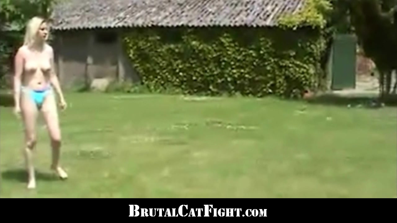 Offensive chat leads bestie blondes to hard catfight