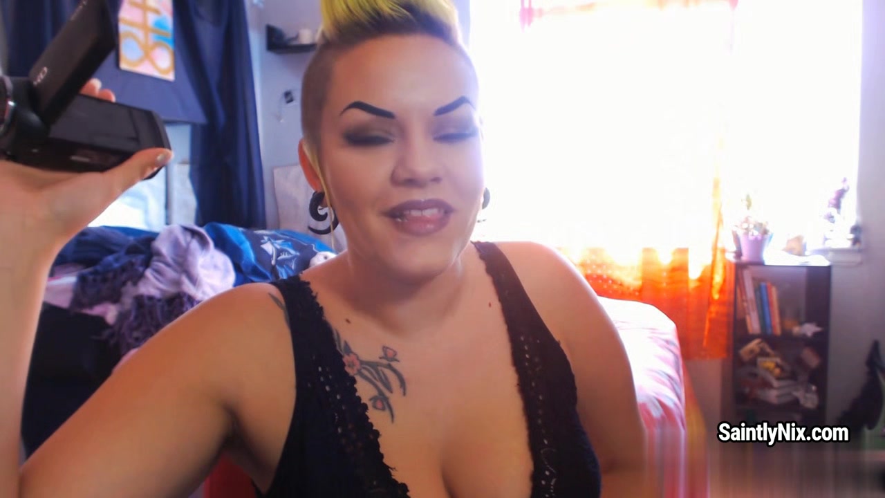 Booty chick Saintly Nix with cropped hair records her first video