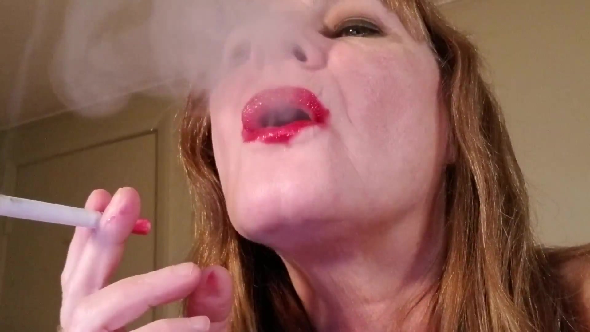 Sensual Red Lips Smoking - TacAmateurs