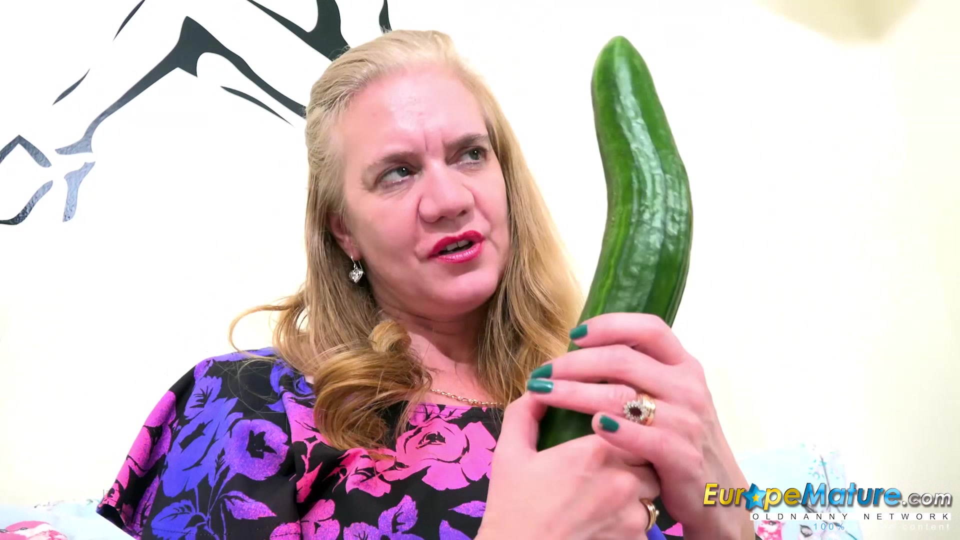 EuropeMaturE Solo with Classic Cucumber Sextoy