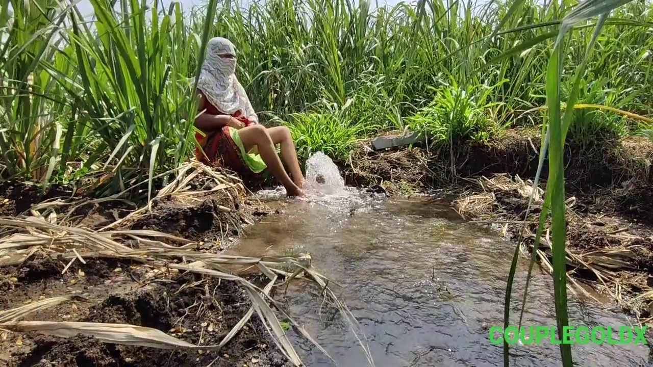 Komal Khuleaam Ganne Ke Khet Mein Apni Chut Dho Rahi Thi