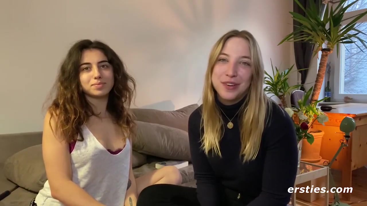 Facesitting Und Heibe Finger-action Mit Kara Und Zoe Aus Berlin