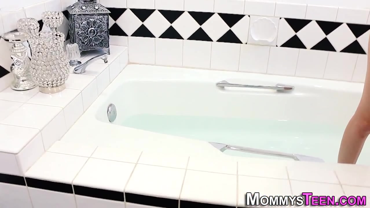 teen 18+ tastes milfs pussy