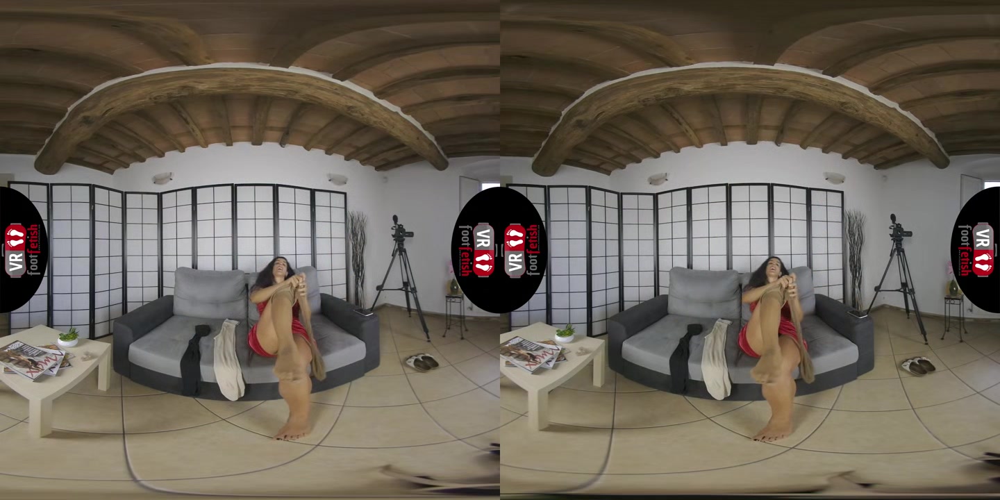 Teasing Queen Bianca Blance Tries On Her Pantyhose And Shows Her Amazing Body In VR - VRFootFetish