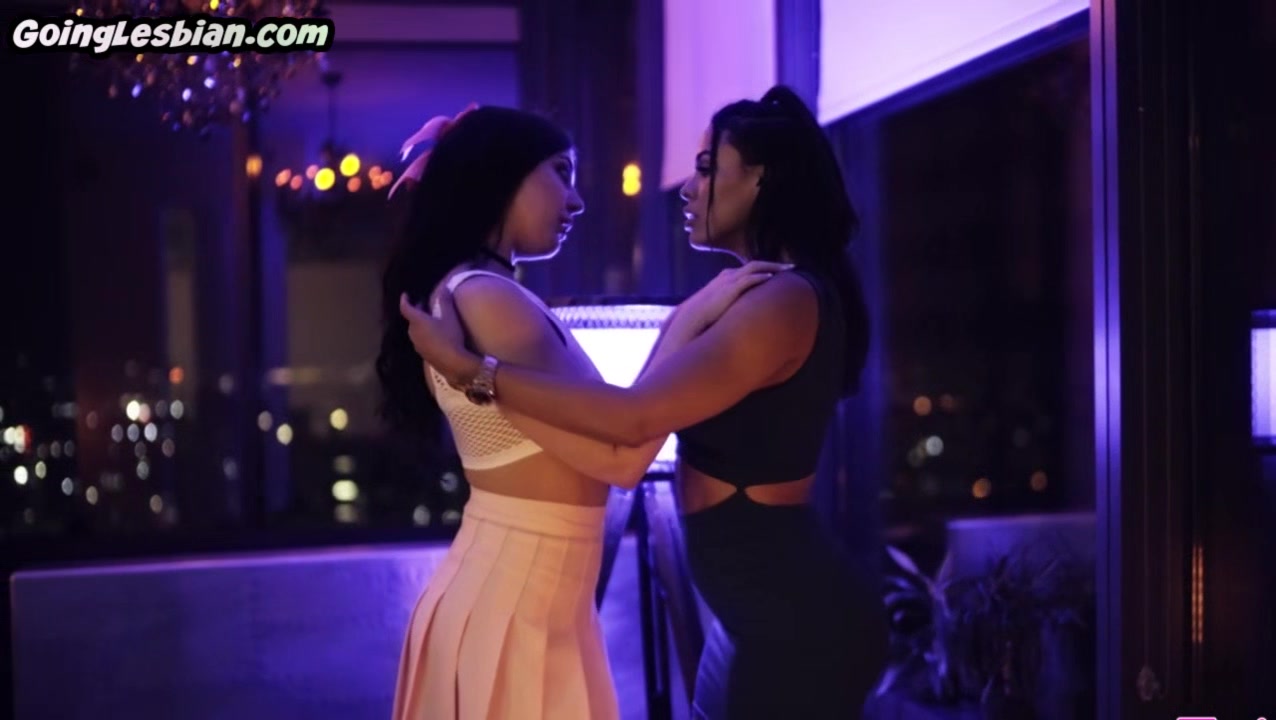 Scissoring babe seduces petite lesbian in 69 position