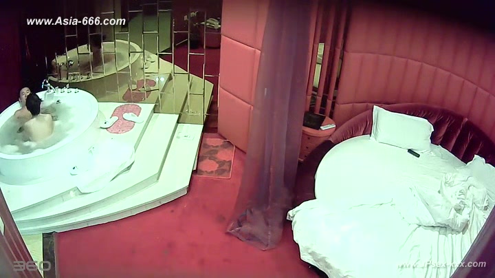 Hackers use the camera to remote monitoring of a lover's home life.218_3