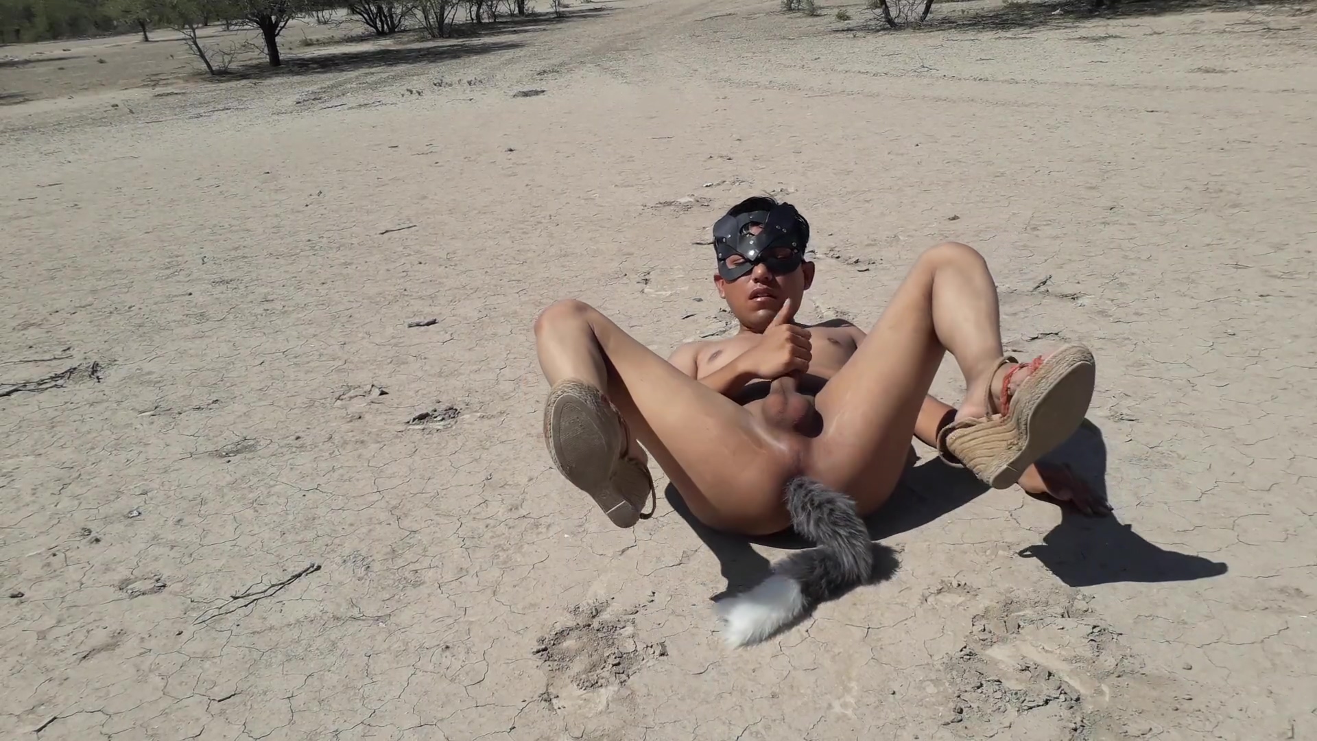 Desnuda En Publico Trans Caliente Con Sandalias Altas Y Plug Anal