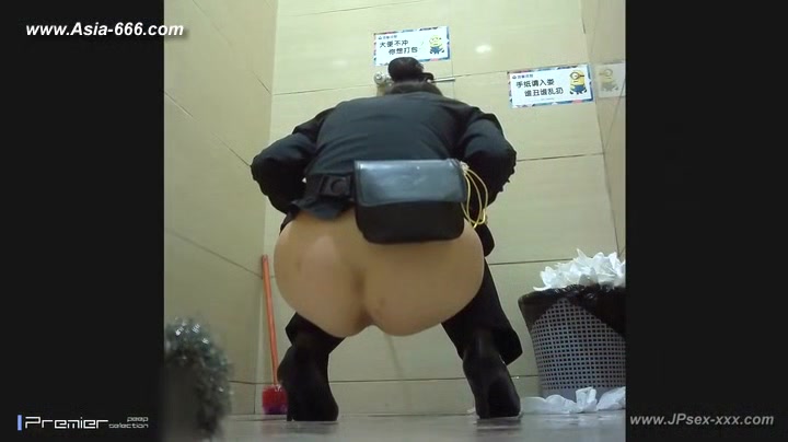 chinese girls go to toilet.111