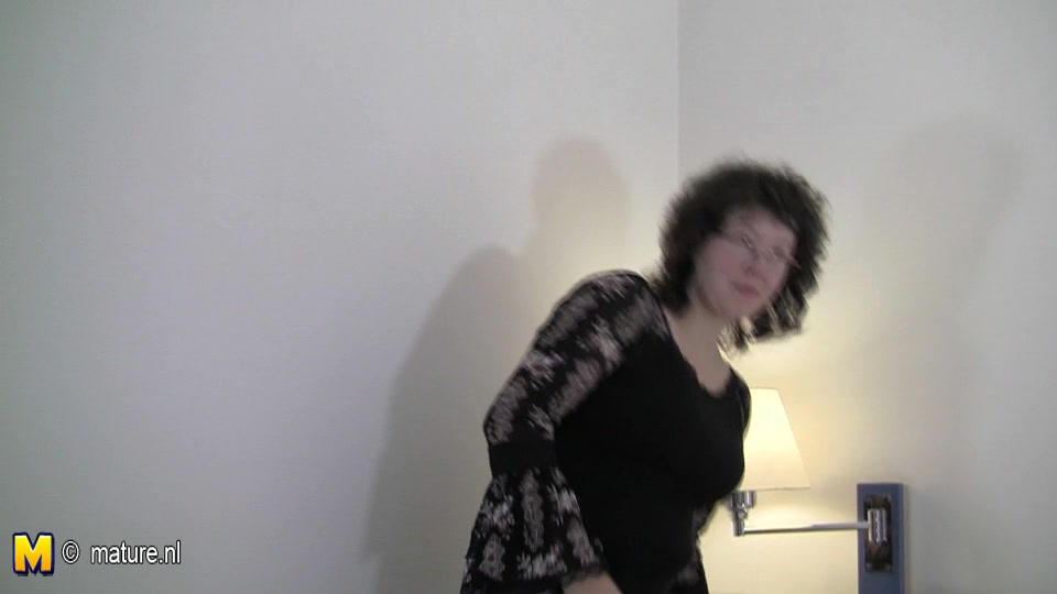 Naughty Housewife Playing With Her Wet Pussy - MatureNL