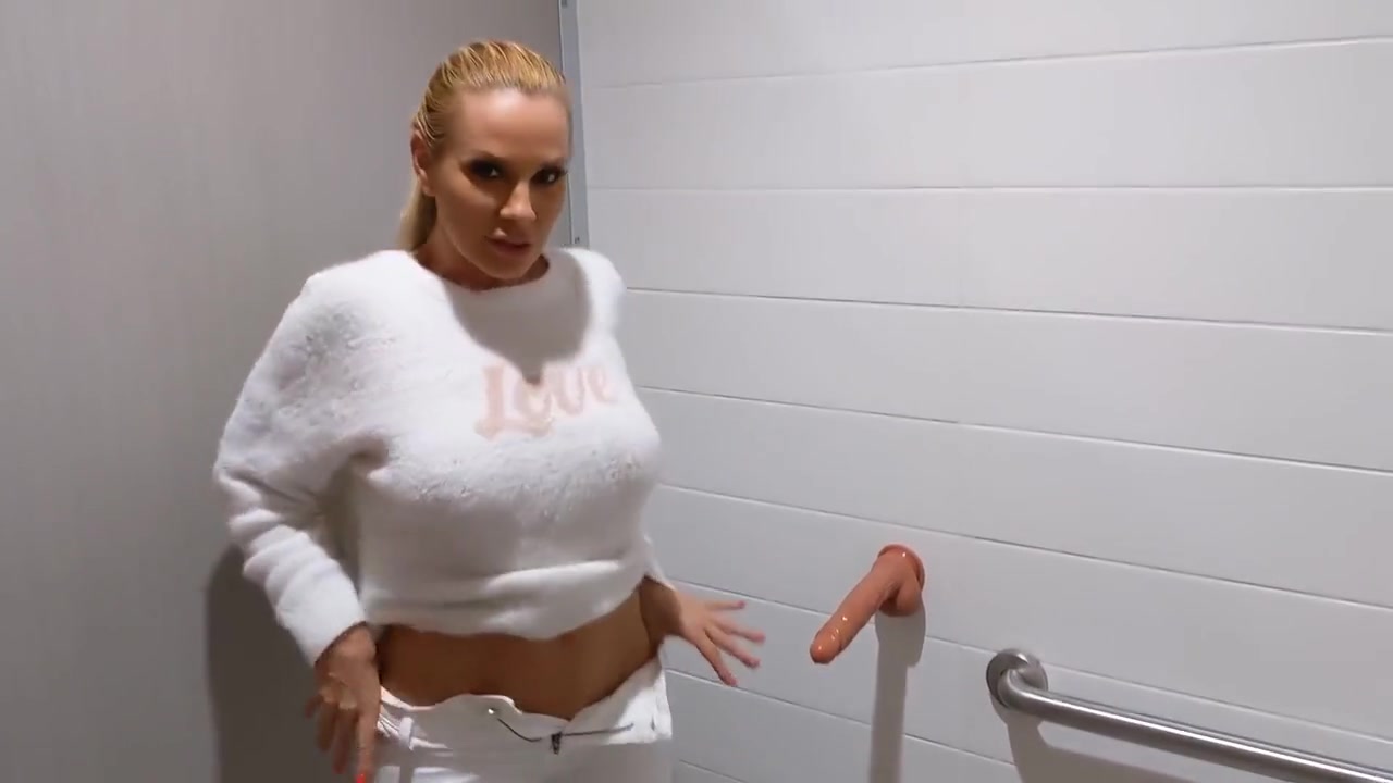 Bathroom Dick Sucking With Exclusive Video! - Puma Swede