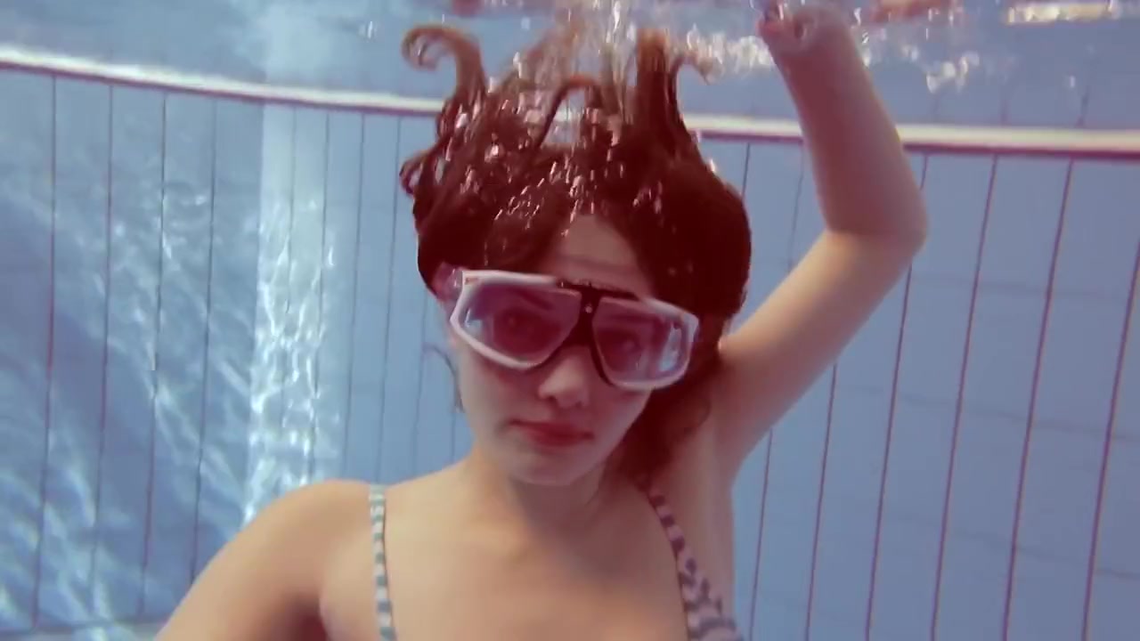 Hot Underwater Chick Libuse Naked And Hot