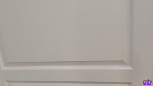 Stepmom Needs A Big Strong Man - S7:E9 - Brattymilf