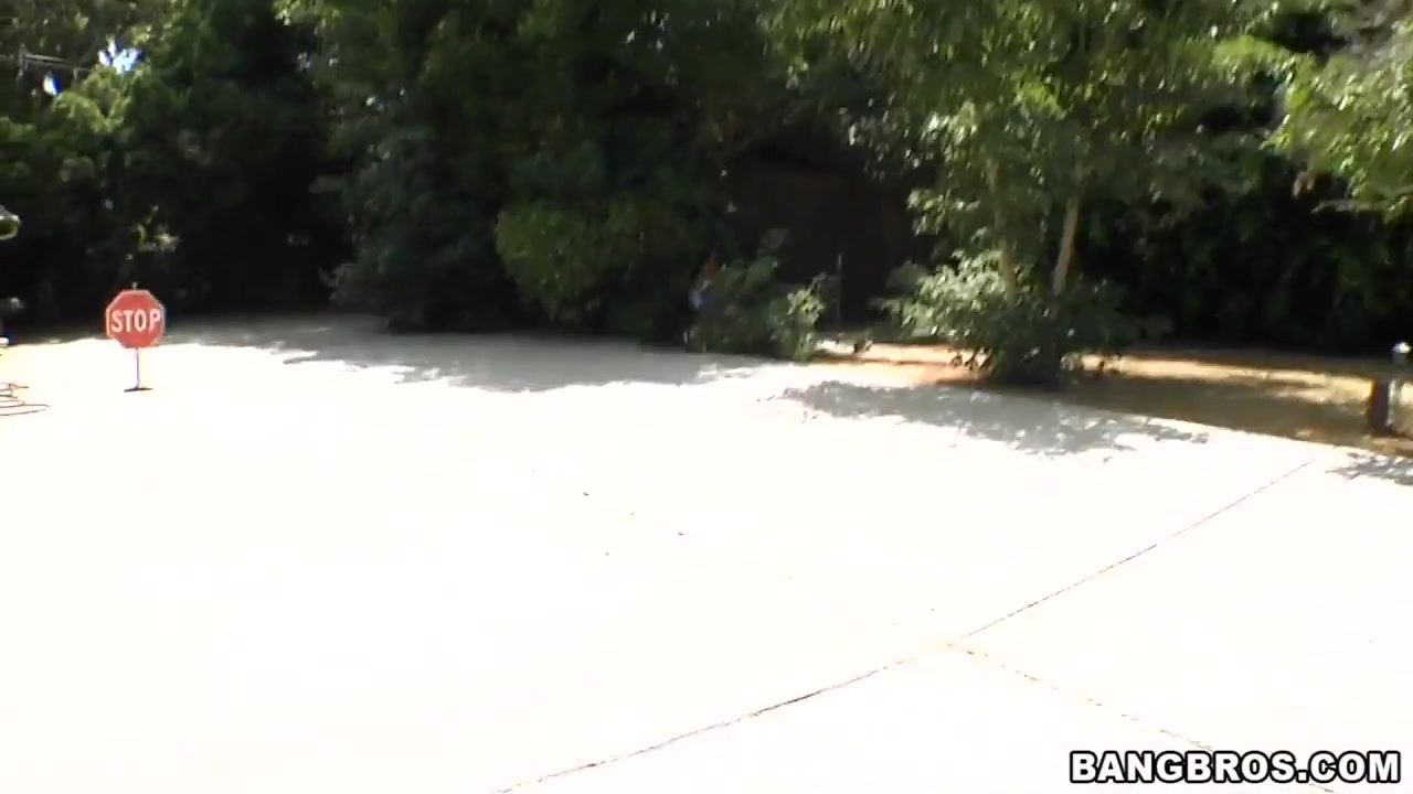 Ebony babe Jada Fire sucks huge white dong