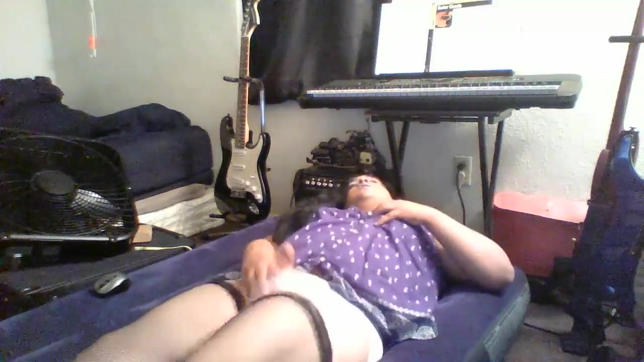 Amateur crossdresser tries to be sexy